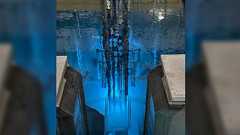 「あのチェレンコフ光を気軽に携帯で写真撮らせてくれたので驚いた...」施設公開などで意外と誰でも見れるらしい→青い光を見たら死ぬと思っていたという人も