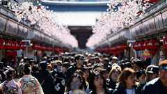 漫画が「予言」する大地震に不安増大、外国人客の訪日中止や延期相次ぐ