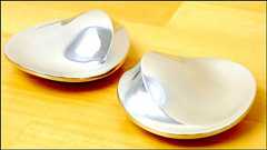 あまり力を入れずにツボ押しできるアルミニウム製でSFチックなデザインの「collinette(コリネット)」を使ってみました