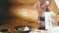 ぎゅっと押すだけ!不器用でも1分で本格的なコーヒーが淹れられる「エアロプレスコーヒー」初体験 : ヒビノケイコの日々。人生は自分でデザインする。