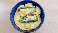 ピーマンの卵とじをピーマンに詰めて卵でとじる