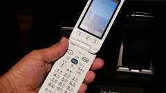 なぜ今“ガラケー”新機種? FCNTが「らくらくホン」を継続する理由