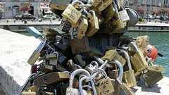 世界各地に飛び火…恋人たちが恋愛祈願のために南京錠をかける風習 : らばQ