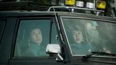 古い映画を見た若者「車の窓を開けるときに人が揺れるんですけど、何してるんですか?」→「知らんのか...」