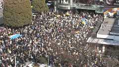 【速報】渋谷ハチ公前に群衆が・・・ 露 ウクライナ軍事侵攻に抗議 呼びかけ人の男性「こんなに集まるとは」|FNNプライムオンライン
