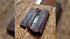 岡山北部にはめっちゃ美味いようかんがある。カステラの底みたいに羊羹の中や周りにザラメが付いてるんだけどそれがザクザク食感で心地良くそれでいて甘過ぎず→「今度買う」「ジャリジャリしてて美味い」