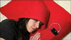 フードと枕が合体してどこでも寝られるようになった究極の寝具「HoodiePillow」