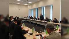 『大学生の「政治家や官僚の会議はなんで毎回新品のペットボトル置いてんの?」という疑問にさまざまなメリットを説明する仕事にお疲れの皆さま』へのコメント