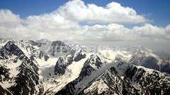 アフガニスタンで雪崩、145人死亡か 国連