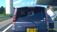 【動画】 DQNが高速道路で割り込み→クラクションにブチギレ!車道を歩いてきて恫喝→警察が捜査へ : 痛いニュース(ノ∀`)