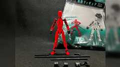 セリアに『戦闘フィギュア』という可動フィギュアが売っていた「110円でこれが買えるの?」「これはほしい」ただし権利的に危ないかも…