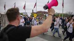 「王はいらない」 トランプ氏誕生日の軍事パレードに抗議、数百万人がデモ参加へ