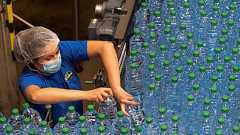 ボルヴィック水源、くみ過ぎで枯渇の危機か 仏