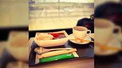 ANAのラウンジで食べられるカレーを紹介するツイートと思いきや、その後の怒涛のおかわりで笑いが止まらなくなった