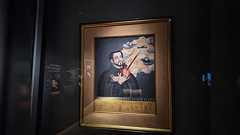 イタリア館に本物が置いてあると話題ですが、私は私で『本物が置いてある…』と静かに興奮していたのがこちら「我々はこの男を知っている…!」