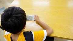 「10歳の不登校YouTuber」を踏み台にしてポジショントークする大人たちについて | 文春オンライン