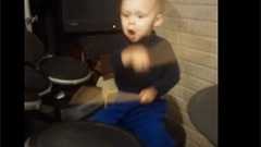 ロックは顔で演奏するもんでちゅ ノリノリでドラムを演奏する2歳児にロック魂があふれてる | ねとらぼ