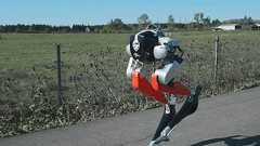 「ダチョウのように走る下半身だけの二足歩行ロボット」が5kmを53分台で走破、軽快に走るムービーも公開中