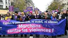 女性に対する暴力に怒り、対策求め数万人が抗議デモ フランス
