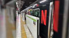 山手線がNetflixにジャックされてるが条例違反では?→頭の良すぎる発想で条例をクリアしていた