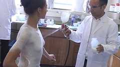 体に直接スプレー、ぺろんと剥がして一瞬で服を作れる新素材登場