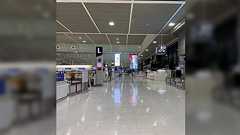 アメリカを拠点とするプロレスラー菊タロー氏がハワイ経由で本土に戻ろうとしたところハワイで手錠をかけられ日本に強制送還される