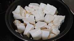 家中の「豆腐」がなくなる!【タモリさん流】材料少なくてウマい!あられ豆腐「究極にウマい食べ方」にやられた~!ひと口で参りました | ヨムーノ