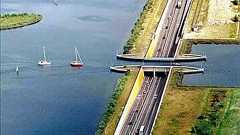 「世界は神が作ったが、オランダはオランダ人が作った」を地でいくすごい道「Aquaduct」