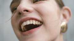 電気刺激を与えると笑いが出る脳の部位が見つかる、覚醒状態の開頭手術中でも不安軽減に効果あり