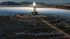 砂漠に現れたSF風の鏡のフィールド、太陽光の未来と謳われるも11年で閉鎖へ