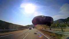 飛んできた車、運転手「とっさの判断」 バス側死者なし:朝日新聞デジタル