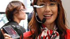 これぞ電脳メガネ――ドコモが市販メガネに装着できるHMD「AR Walker」を披露