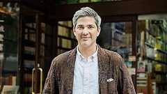 「なぜ流行を知っている人はイケているのか?」 壮大な謎に挑んだ"鈍器本"の著者にせまる - 社会 - ニュース