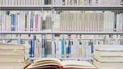 公共図書館で居場所を失う若者たちの嘆き 「自習禁止」「高齢者がイビキ」「読みたい本がない」「スマホ充電禁止」 | マネーポストWEB