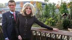 フランス大統領夫人、活動家を「ばかなビッチ」呼ばわり フェミニスト猛反発