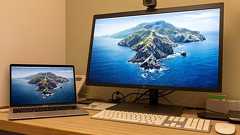 「吊るしで十分ですよ」 M1搭載MacBook Airを手にしたデザイナーは言った