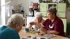 認知症改善に「共産主義時代」を再現、ドイツの高齢者介護施設