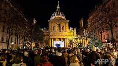 フランスは「風刺画やめない」 マクロン氏、教師国葬で宣言