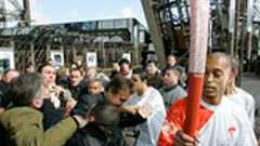 【仏・聖火リレー】 聖火、少なくとも“3度”消される…チベットコール&猛抗議の中、バスでたいまつ移動 : 痛いニュース(ノ∀`)