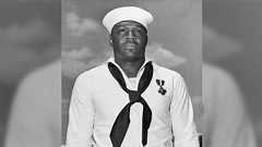 真珠湾で”炊事兵”だったドリス・ミラーは、対空機銃で日本機を撃墜し、黒人として初めて海軍十字章を授与された→77年後、彼の名が新型空母の艦名になることが決まる