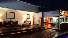 68歳のDIYパーティーおじさんが作った沖縄のペンションは壁が開く