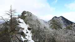 男山 登山(立原高原) (3月)|霧氷の中を歩く岩の展望台-登山百景