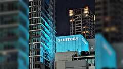 大阪にあるマンション、真横にサントリーの看板がありむちゃくちゃ青に照らされている…この部屋は売れるのでしょうか…?