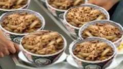 「ライバルは隣の客」 回転牛丼に業界が注目