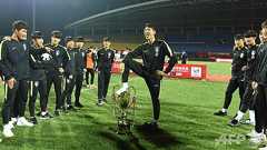 韓国U-18代表が「中国全国民」に謝罪、トロフィー踏みつけ炎上