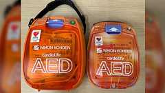 左が本物。右が小学館「幼稚園」の付録。再現度がかなり高い→「命に関わるものを再現度高くおもちゃとして扱うのはどうなんだろう?」の声も