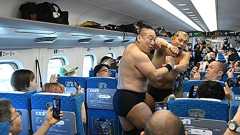 【DDT】史上初「新幹線プロレス」で鈴木みのると高木三四郎が激闘「こんなに揺れるとは思わなかった」 | 東スポWEB