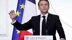 青いセーターにグレーのズボン 仏制服案