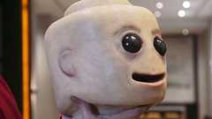 リアルな人間っぽくて生々しいレゴのコスプレをしてコスプレ会場に突撃