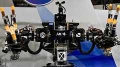 SFの世界が現実に、JR西「人型ロボット」のド迫力